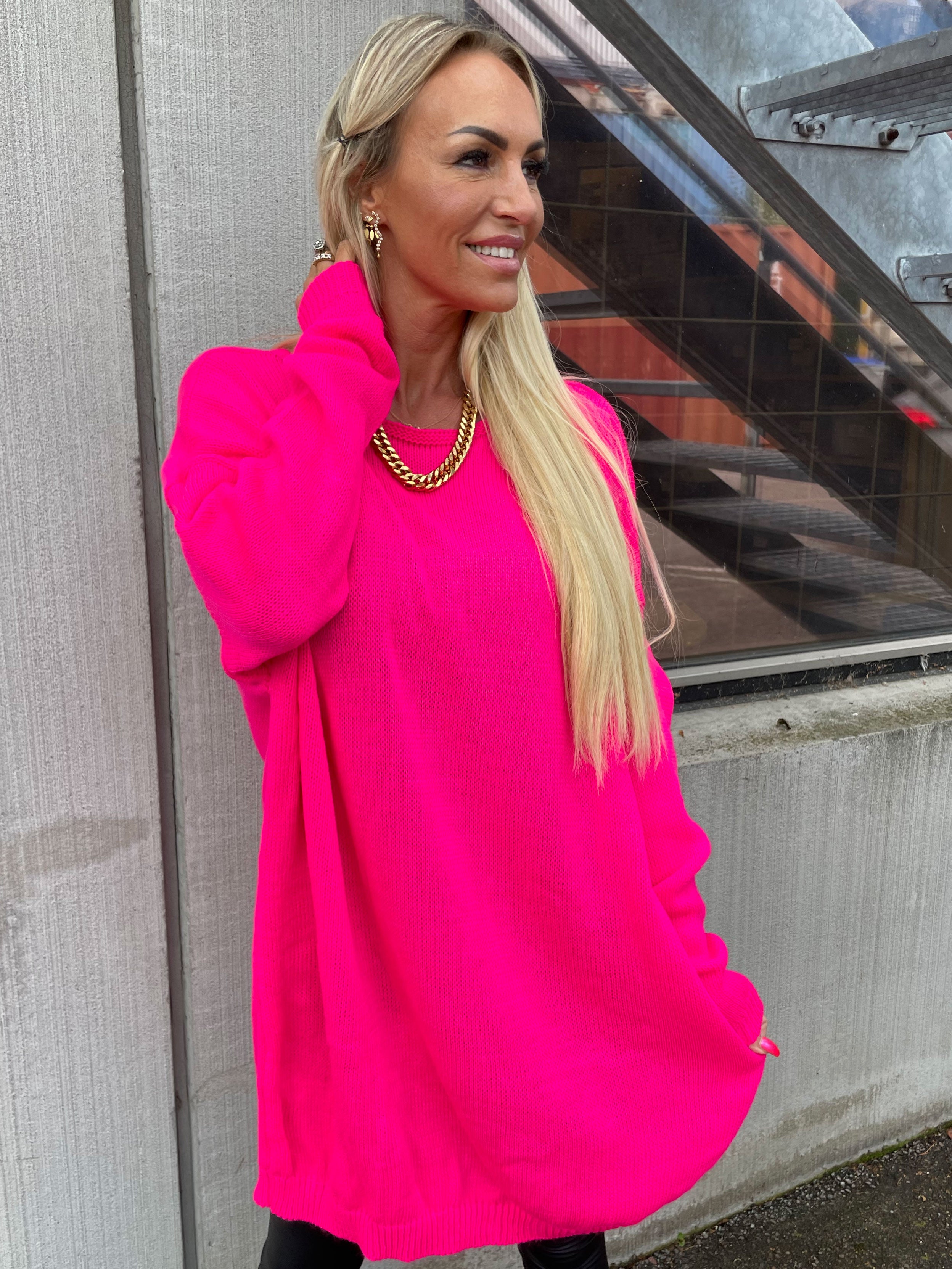 Stella - Simpel strikkjole med dyb ryg